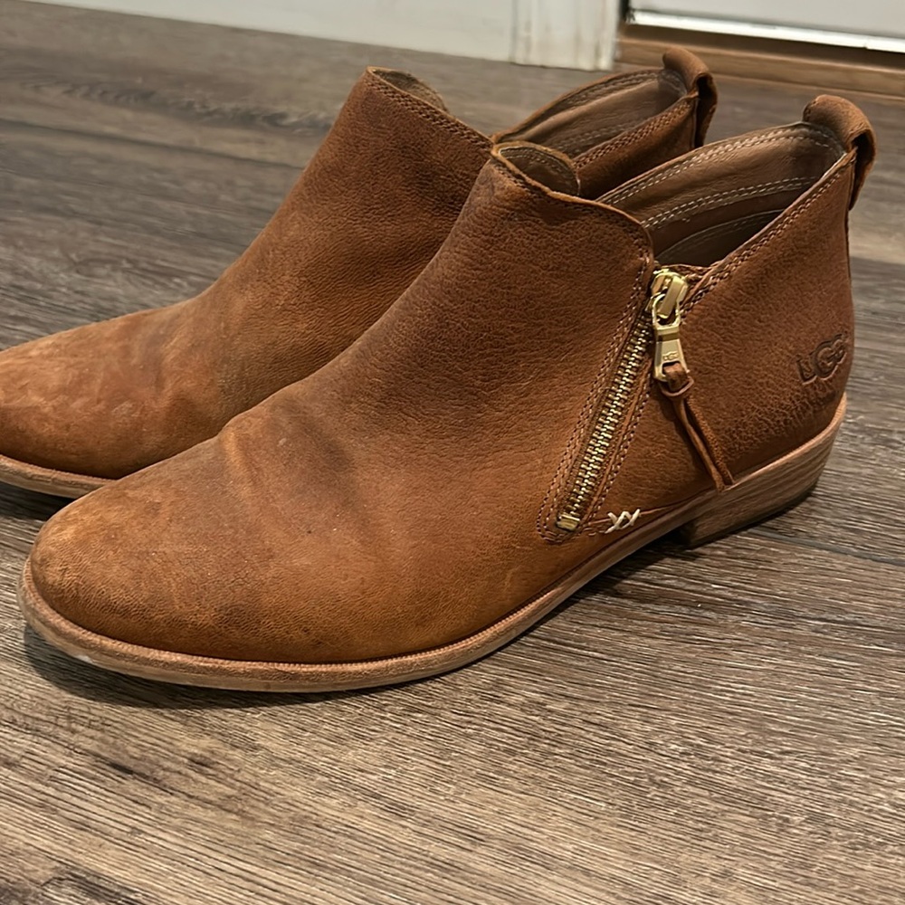 UGG Women’s Glee Brown Leather Ankle Zip Up Booties